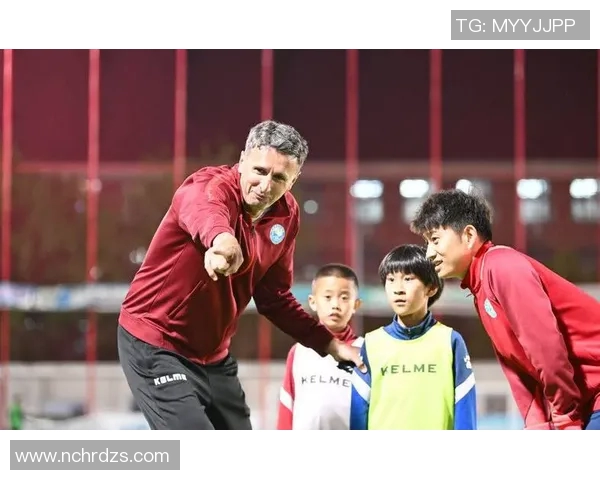 教练指挥下的足球明星为何选择摆手拒绝战术指导的背后故事